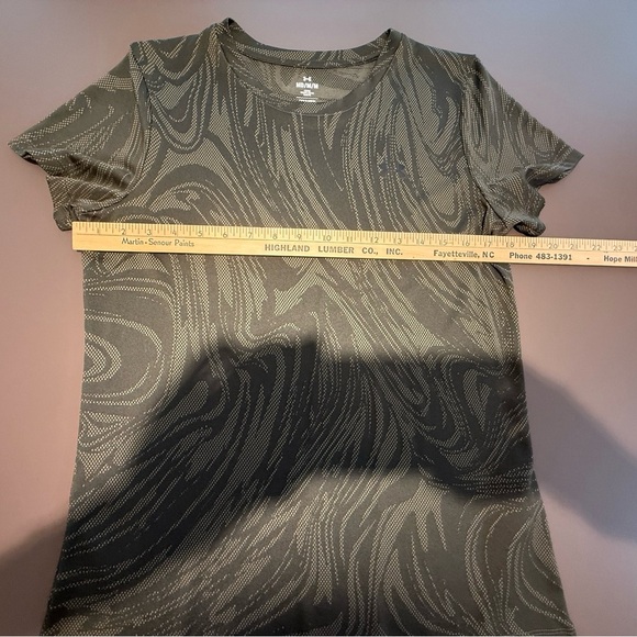 NWOT Under Armour Brown/Green Swirl Moisture Wick Short Sleeve Tee Size Medium - Picture 8 of 9